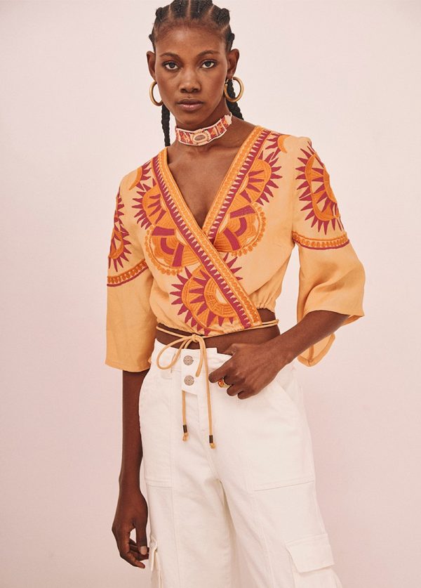 Blusa cruzada manga corta bordada