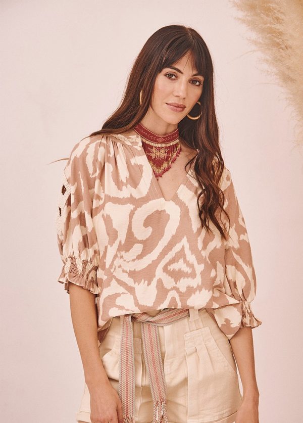 Blusa manga 3/4 estampada aplique