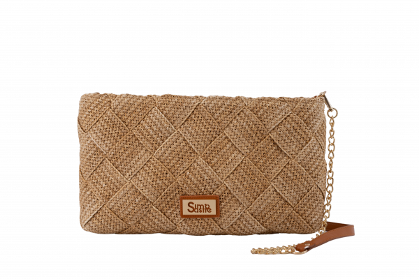Clutch de Rafia Trenzada con Cadena Dorada