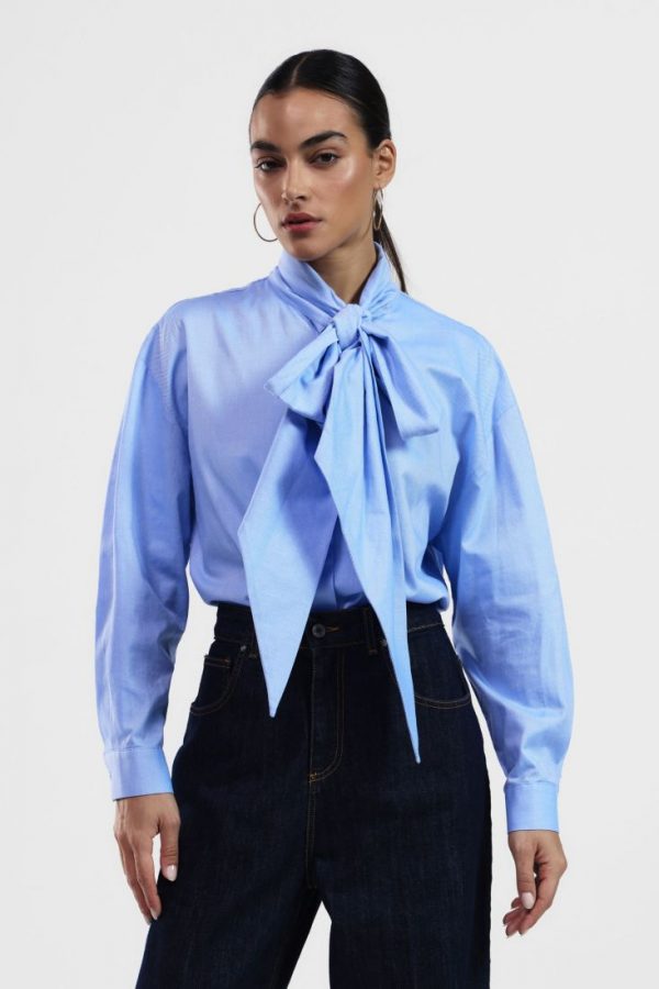 Camisa con lazo largo y botones