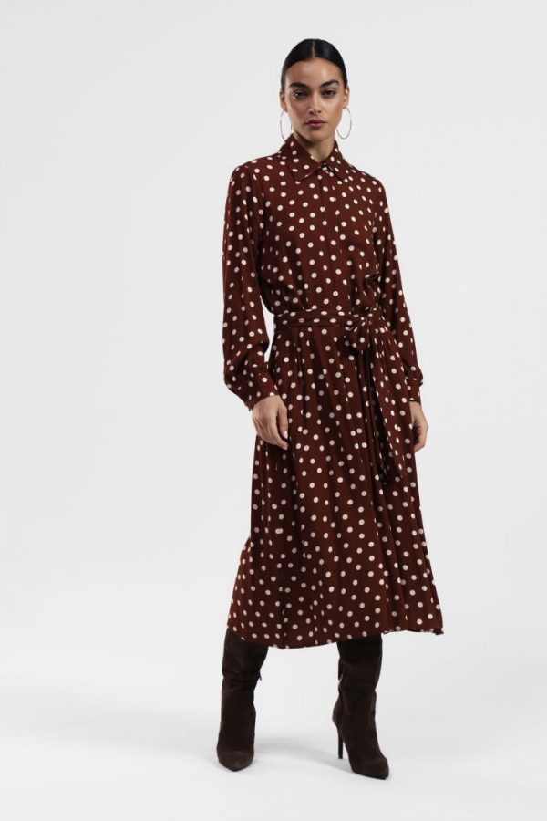 Vestido de lunares con cuello clásico