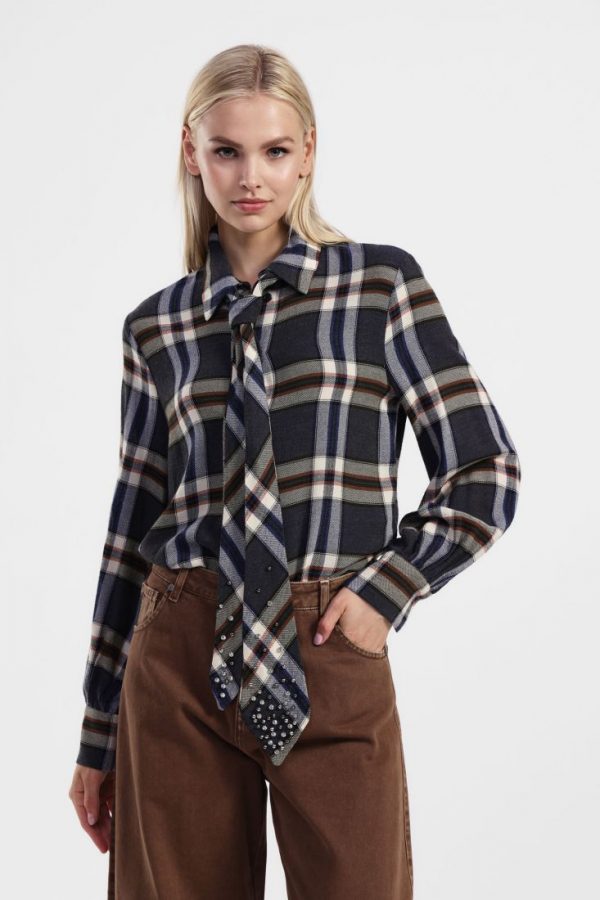 Camisa de cuadros con nudo decorativo