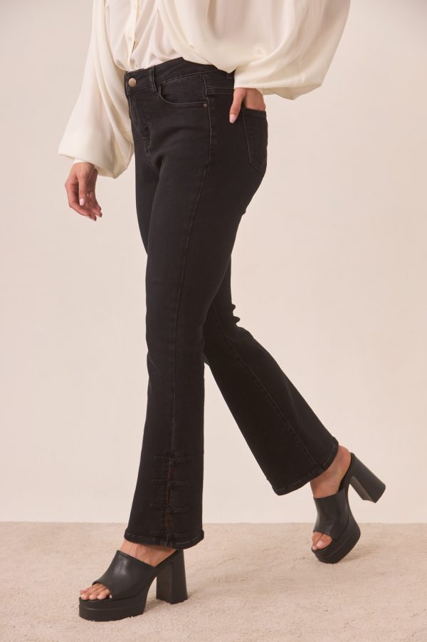 Pantalón Denim Algodón con Abertura Lateral y Botón Nudo Oriental