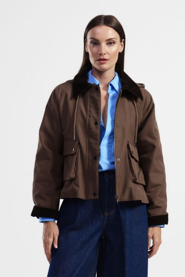 Chaqueta con cuello de terciopelo y bolsillos